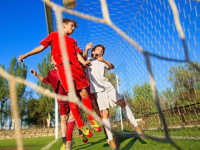 Groupe d'enfants faisant un partie de football