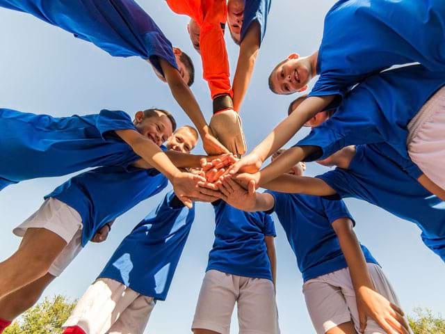 Equipe d'enfants jouant au football en colo