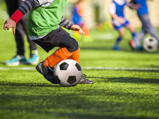 Enfants de 9 ans apprenant à jouer au football