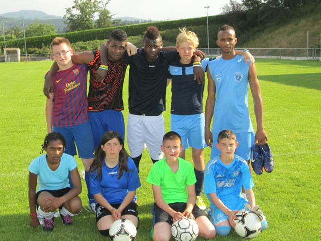 Enfants pratiquant le football à haut niveau en stage sportif