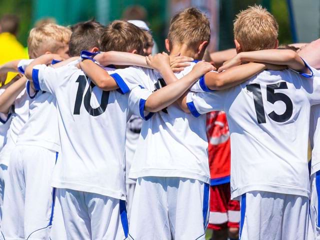 Equipe de footballers juniors en stage sportif