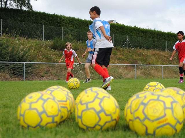 Ballon de football en stage sportif pour ado