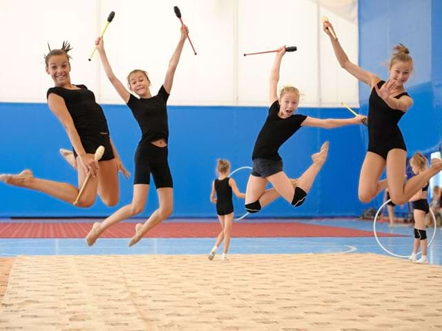 Groupe d'ados faisant de la gymnastique artistique