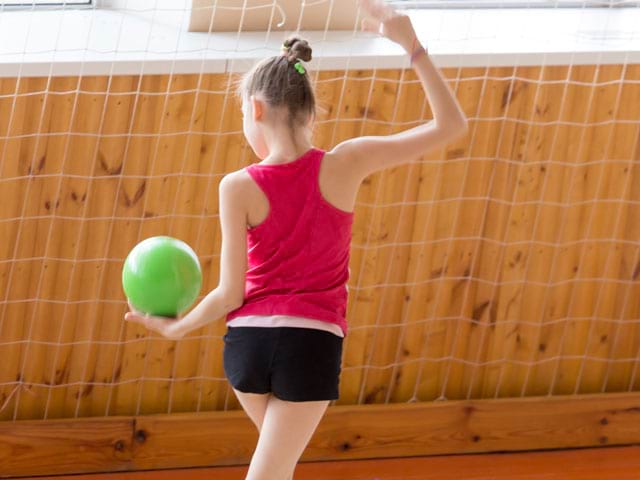 Preados faisant de la gymnastique rythmique en colo