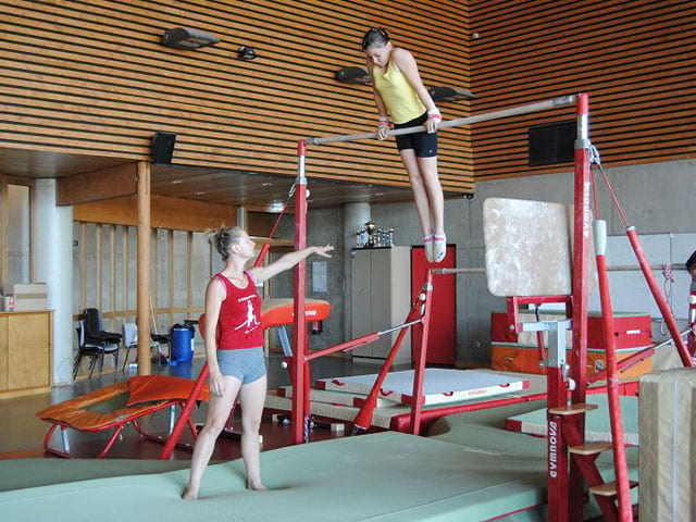 Exercice de barres asymétriques pour enfants en colonie de vacances