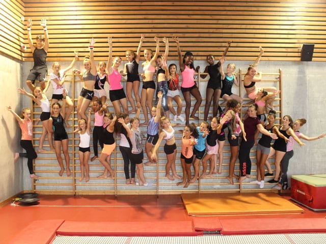 Groupe de gymnastes en stage sportif 