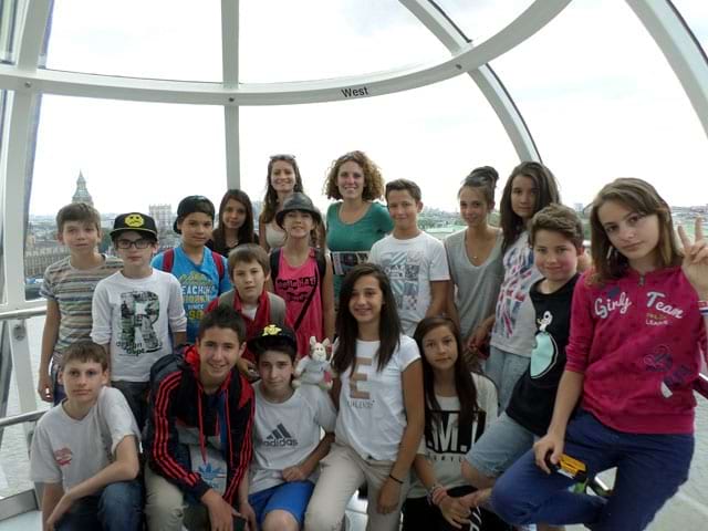 Groupe d'adolescents dans le London Eye 