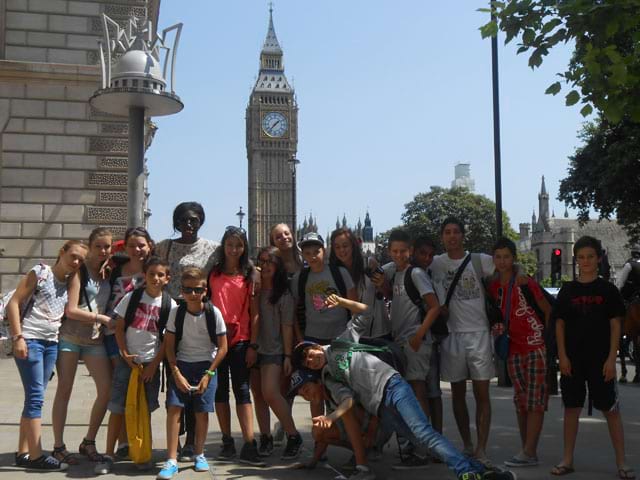 Groupe d'adolescents en colonie de vacances à Londres