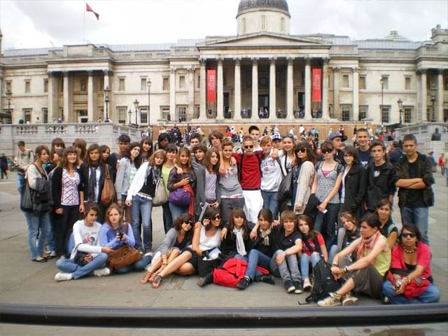 Groupe d'adolescents devant le National Gallery à Londres