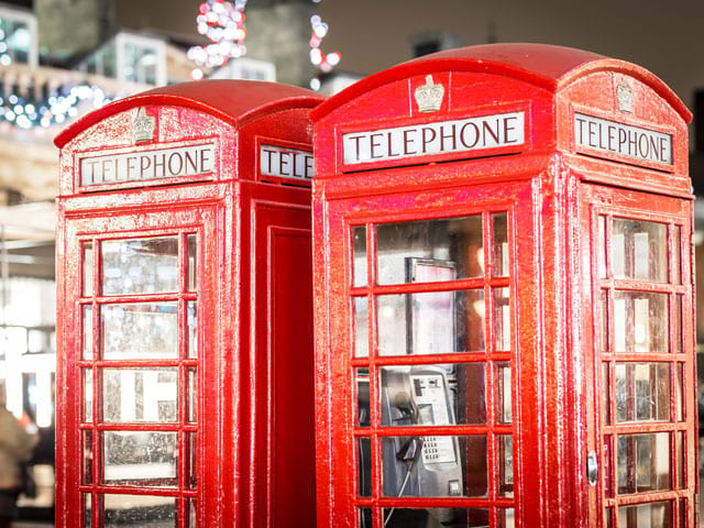 Souvenirs typiquement londoniens de cabines téléphoniques rouges