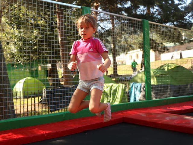 Enfants faisant du trampoline en colonie de vacances