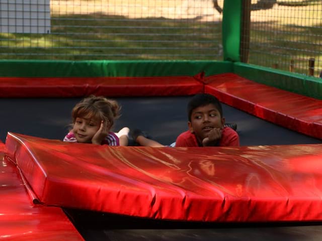 Enfants en colo sur un trampoline