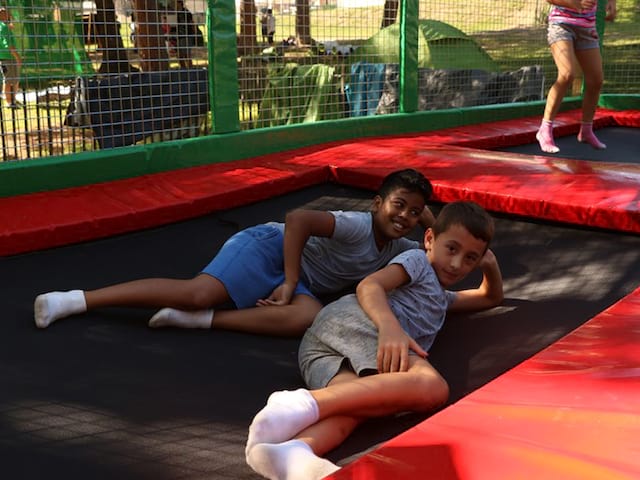 Enfants sur un trampoline en colonie de vacances