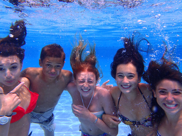 Enfants sous l'eau en colonie de vacances à Courchevel au printemps