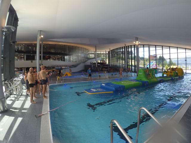 Enfants à la piscine de Courchevel en colonie de vacances de paques