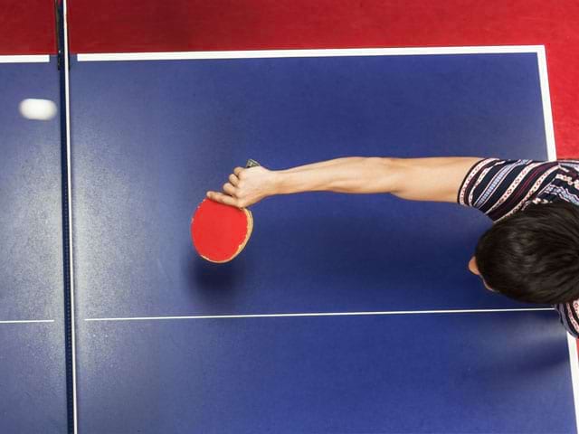 Jouer au ping pong en colonie de vacances