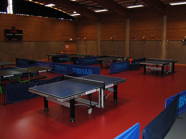 Salle de tennis de table au centre de colonies de vacances sportives 