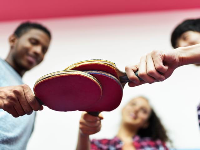 Adolescents faisant du ping pong en colo