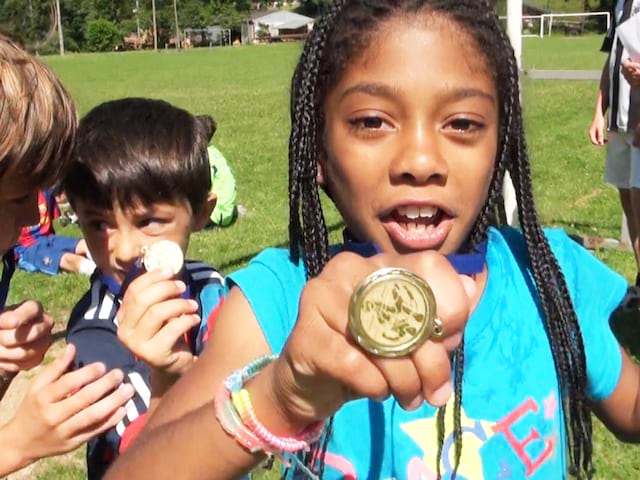 Enfant avec une médaille de sport