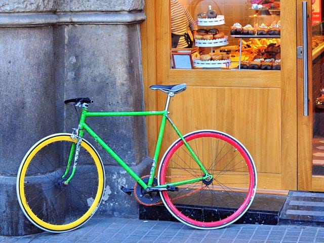 Vue sur un vélo dans une rue de Barcelone