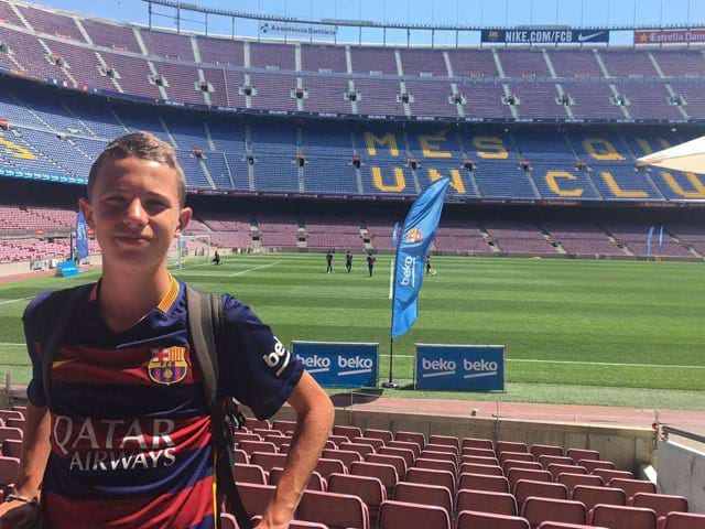 Adolescent visitant le Camp Nou à Barcelone