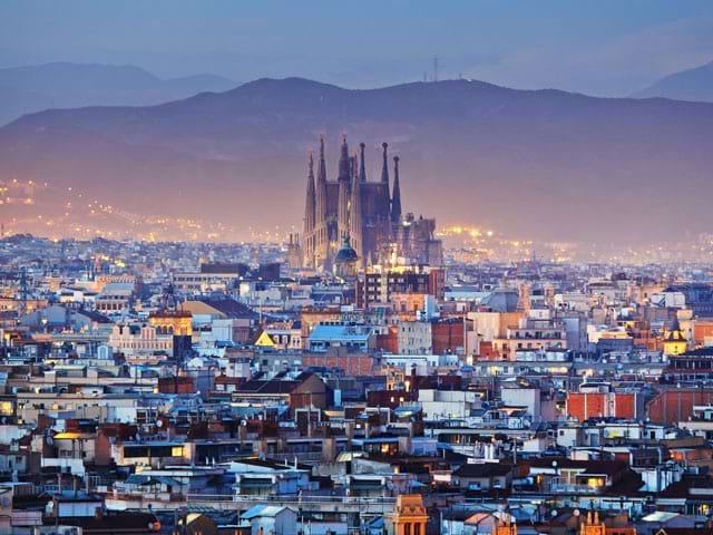 Vue de nuit sur Barcelone et la Sagrada familia