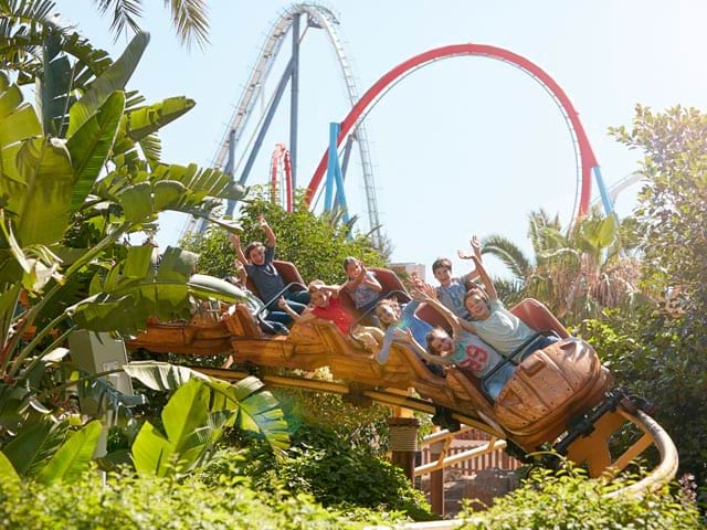 Groupe d'ados en train de profiter d'une attraction à PortAventura ce printemps