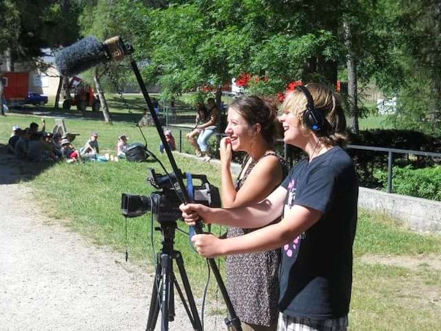 adolescents filmant une scène durant la colonie de vacances cinéma 