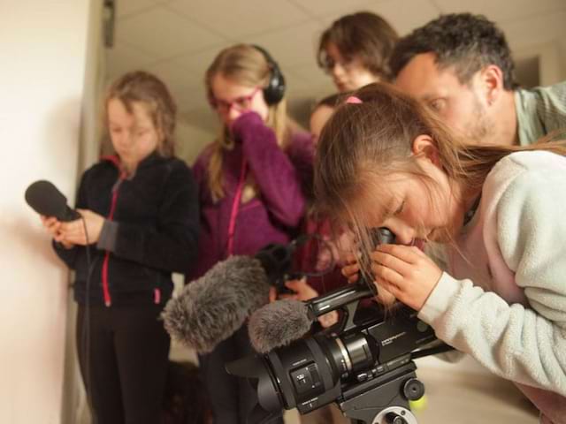 enfants apprenant à se servir d'une caméra professionnelle en colonie de vacances cinéma