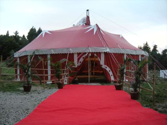 chapiteau de cirque de colonie de vacances cet été