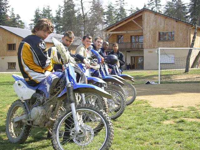 groupe d'ados faisant de la moto en colonie de vacances sports mécaniques