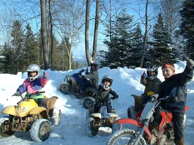 Enfants faisant de la moto et du quad en colo sports mécaniques cet été