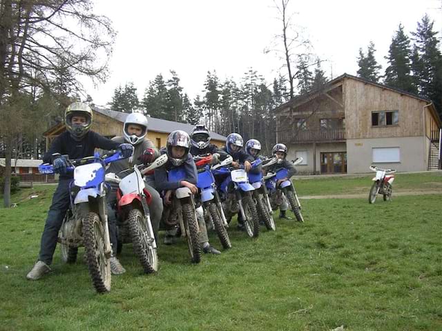 groupe d'enfants et ados à moto en colonie de vacances d'été