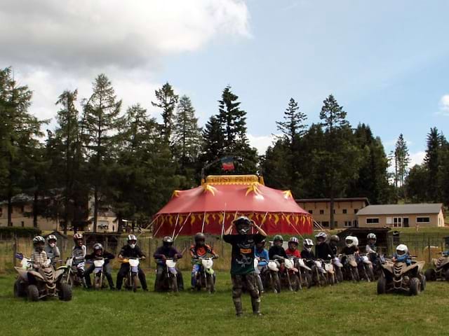 groupe d'enfants et ados sur des quads en colonie de vacances cet été