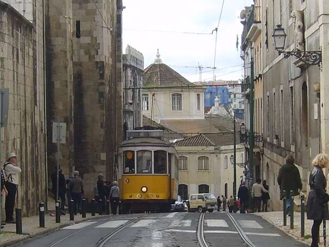 rues de Porto avec le funiculaire au Portugal 