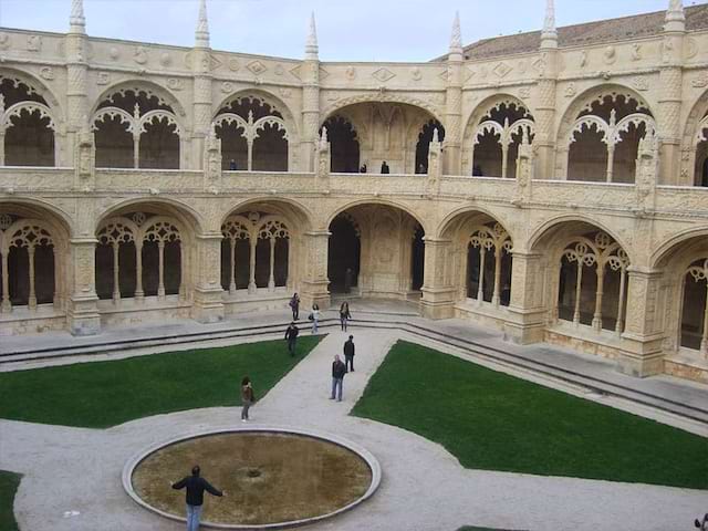 Vue sur la cour intérieure du monastère des Hiéronymites à Lisbonne