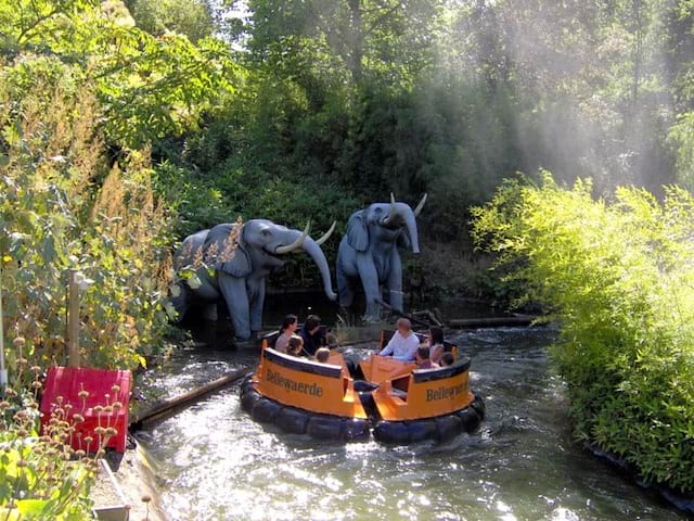 Adolescents en parc aquatique en colonie de vacances