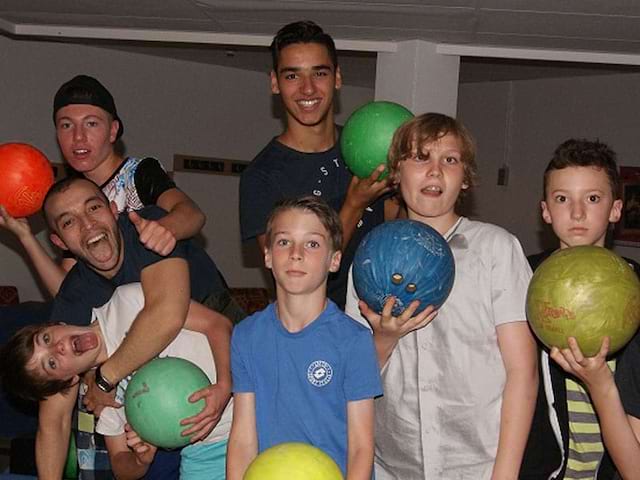 Enfants jouant au bowling en colonie de vacances