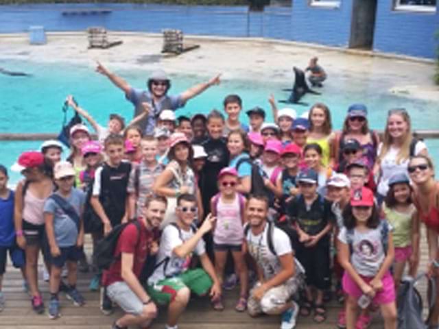 Groupe d'enfants au zoo de la flèche en colonie de vacances au printemps