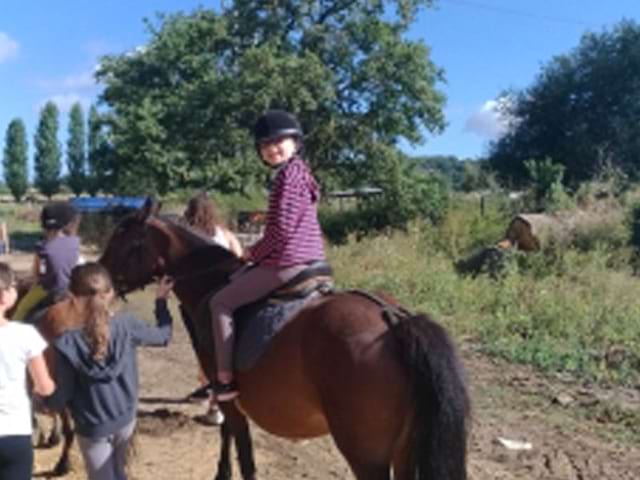 Ado à cheval en colonie de vacances au printemps