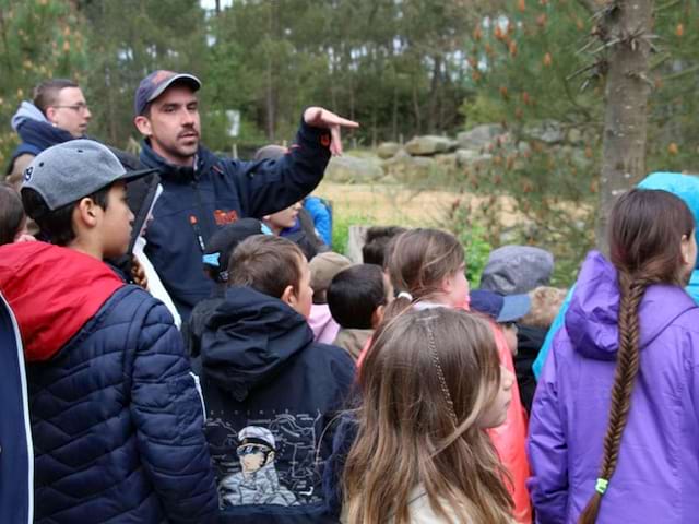 Groupe d'enfants en colonie de vacances au printemps au zoo de la flèche