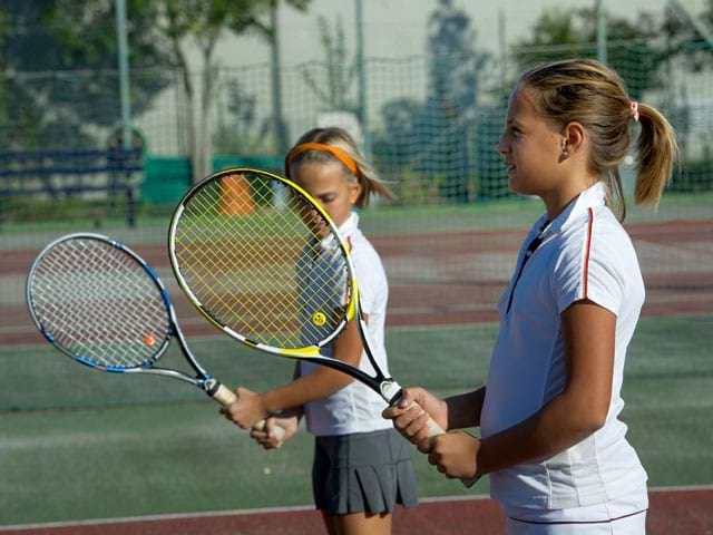 Enfants se perfectionnant au tennis