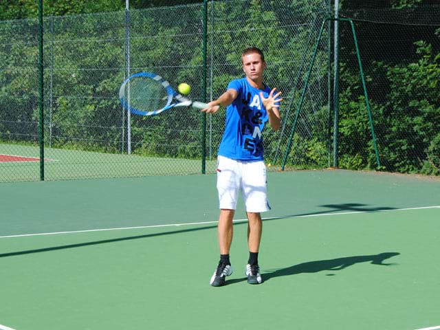 Adolescent en colonie de vacances de tennis