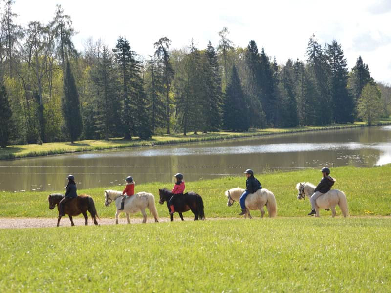 enfants en balade à poney en colonie de vacances de printemps