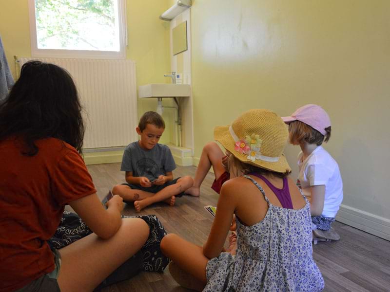 groupe d'enfant faisant des jeux en colonie de vacances