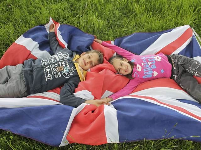 deux enfants sur un drapeau anglais en colonie de vacances pour apprendre l'anglais en France