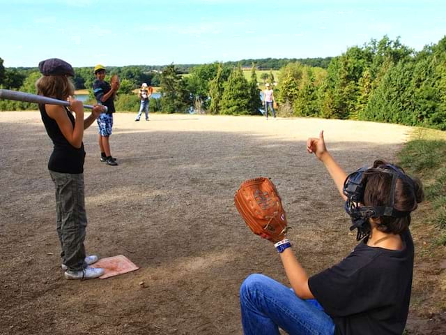 Enfants jouant au baseball  en colonie de vacances pour apprendre l'anglais en France