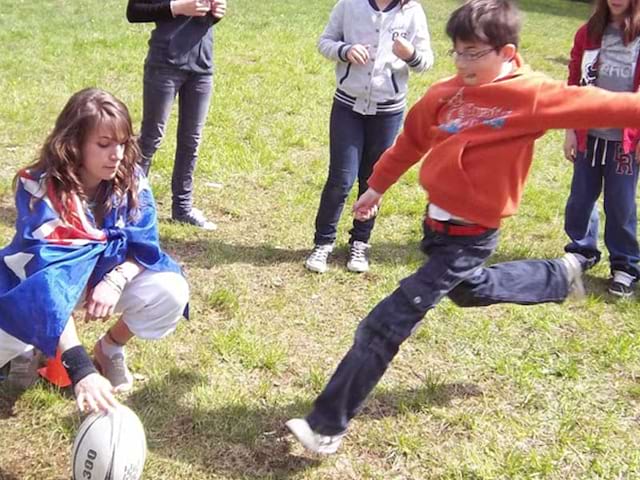 Enfants jouant au football en colonie de vacances pour apprendre l'anglais en France