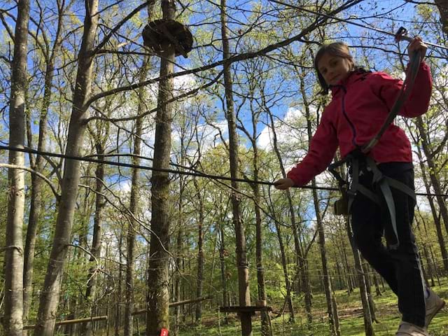 Jeune fille faisant le funambule au printemps en colonie de vacances pour apprendre l'anglais en France