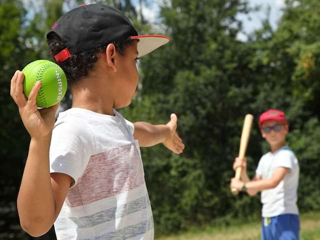 Enfants s'entrainant au baseball en colonie de vacances pour apprendre l'anglais en France